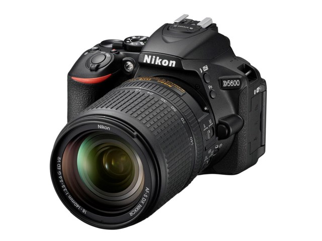 Nikon D5600 musta + AF-S DX Nikkor 18-140mm f/3,5-5,6G E