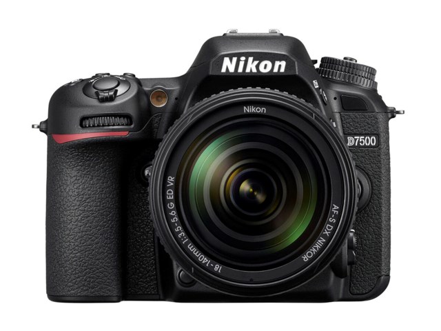Nikon D7500 + AF-S DX Nikkor 18-140mm f/3,5-5,6G ED VR
